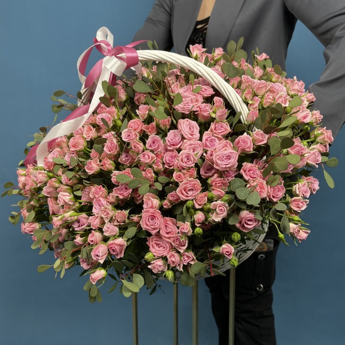 101 розовая кустовая роза Одилия в корзине