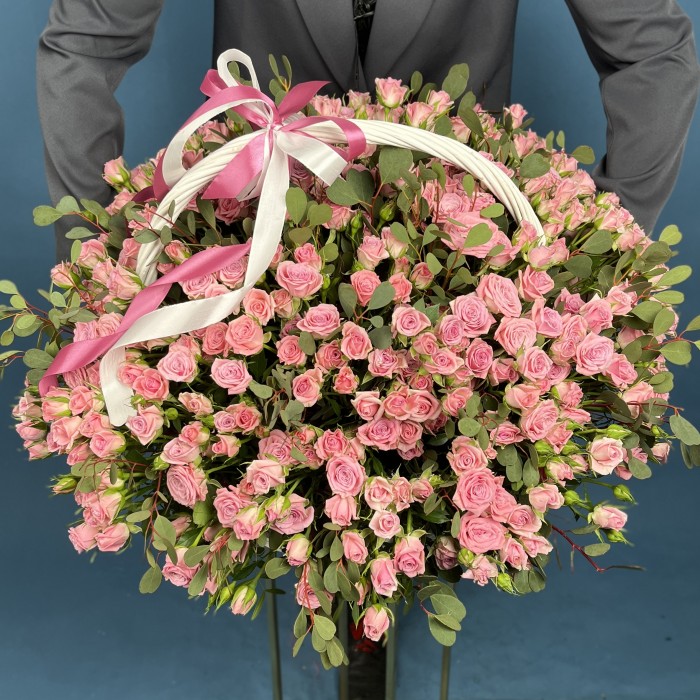 101 розовая кустовая роза Одилия в корзине