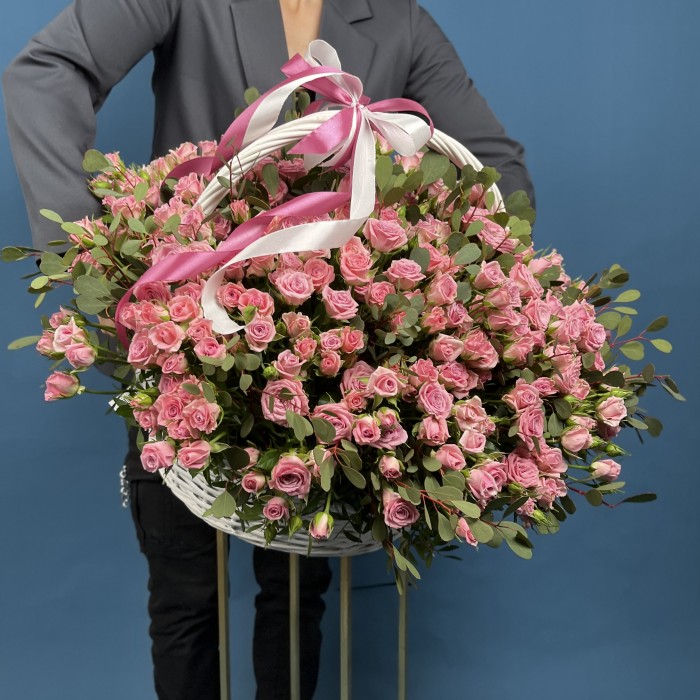 101 розовая кустовая роза Одилия в корзине