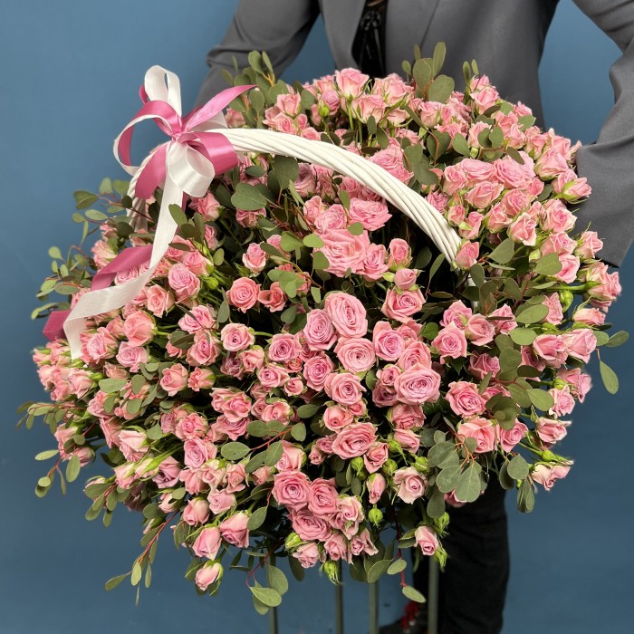 101 розовая кустовая роза Одилия в корзине