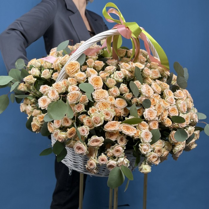 101 кустовая роза Тринити в корзине