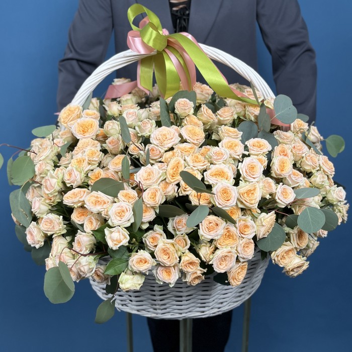 101 кустовая роза Тринити в корзине