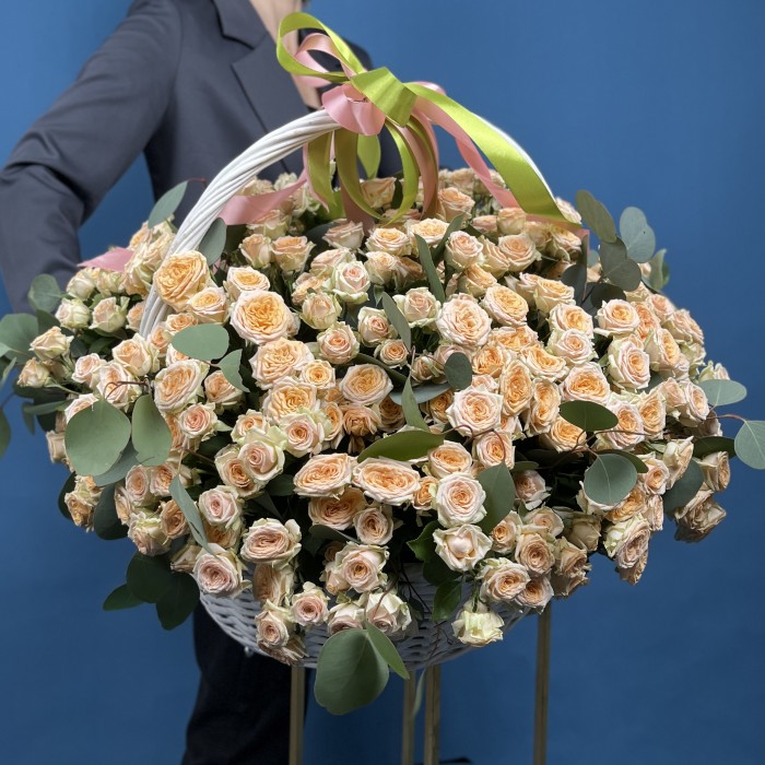 101 кустовая роза Тринити в корзине