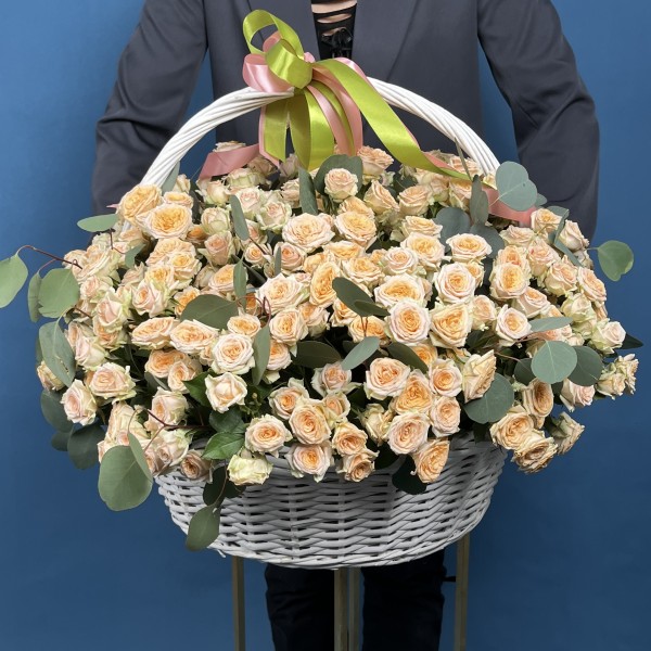101 кустовая роза Тринити в корзине
