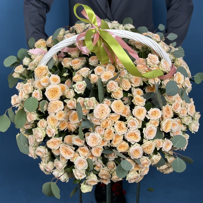 101 кустовая роза Тринити в корзине