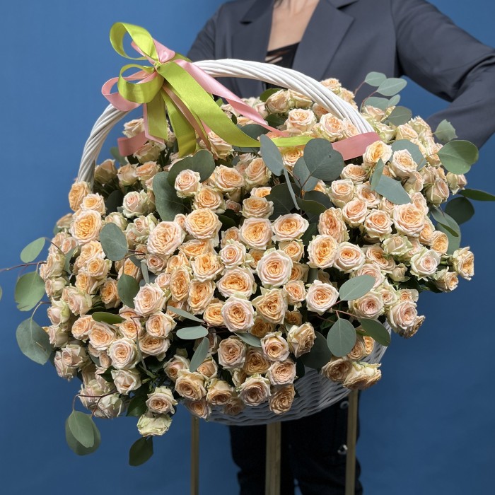 101 кустовая роза Тринити в корзине