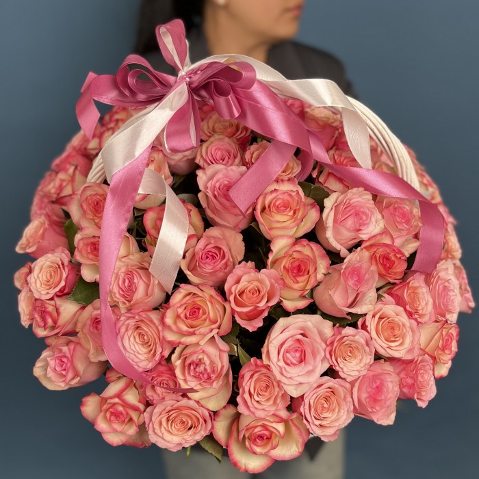 101 роза Алани микс в корзине