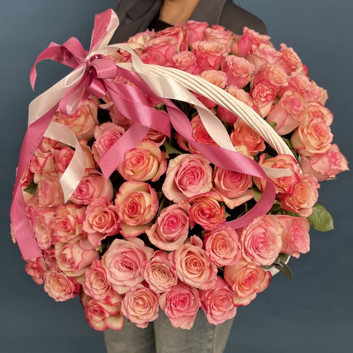 101 роза Алани микс в корзине