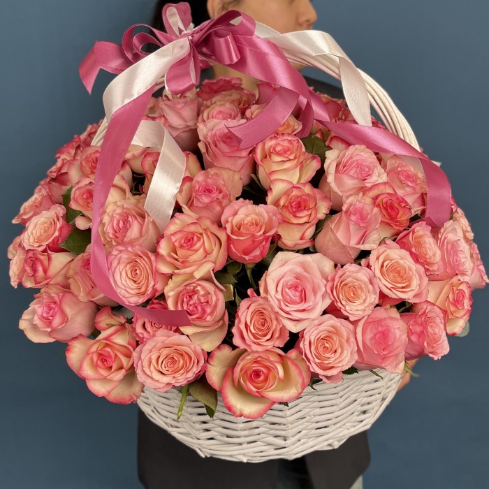 101 роза Алани микс в корзине