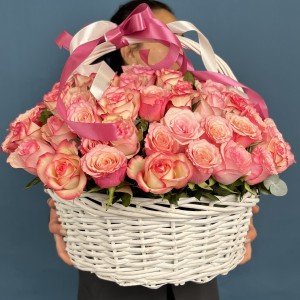 101 роза Алани микс в корзине