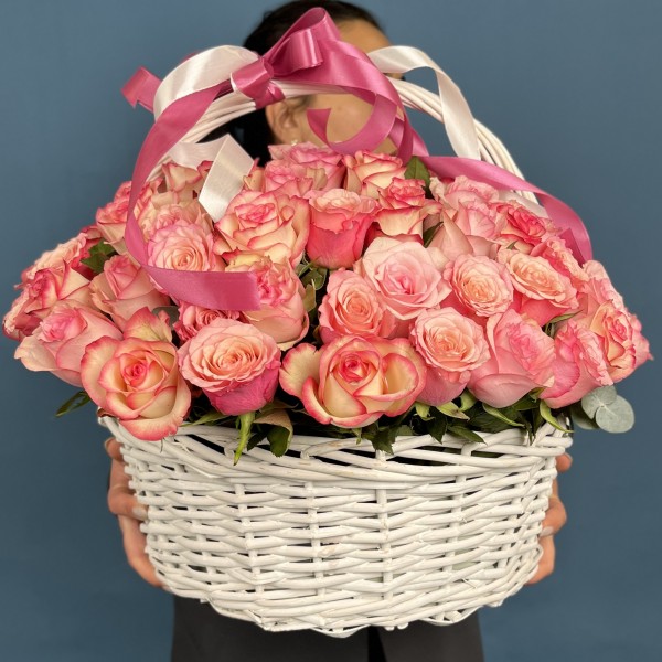 101 роза Алани микс в корзине