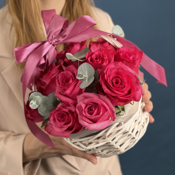 15 малиновых роз Палома Роял с эвкалиптом в корзине
