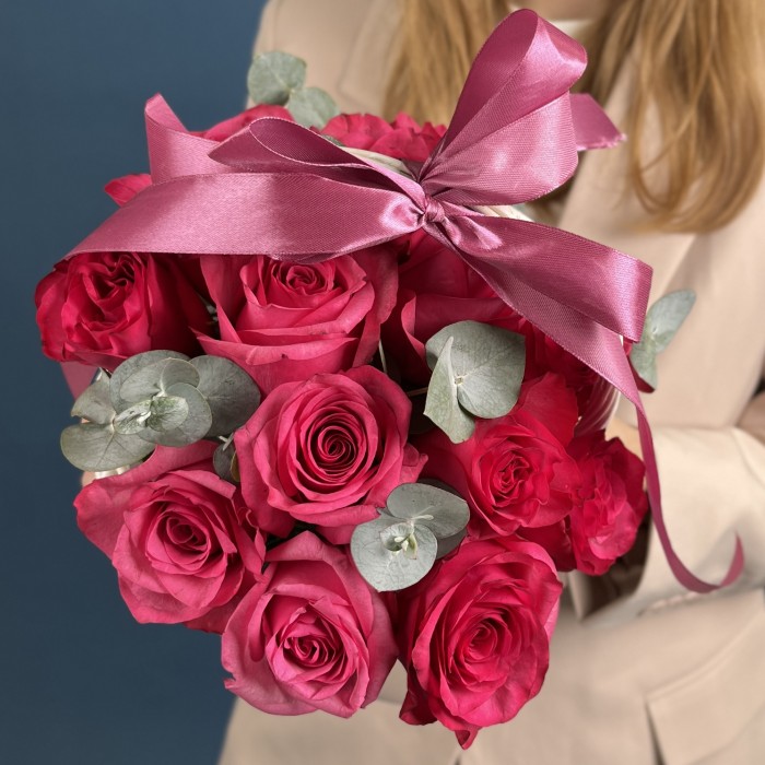 15 малиновых роз Палома Роял с эвкалиптом в корзине