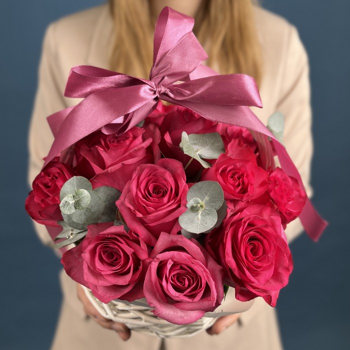 15 малиновых роз Палома Роял с эвкалиптом в корзине