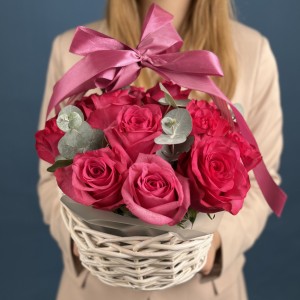 15 малиновых роз Палома Роял с эвкалиптом в корзине
