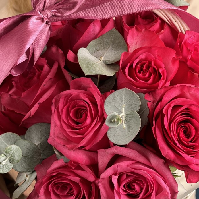 15 малиновых роз Палома Роял с эвкалиптом в корзине