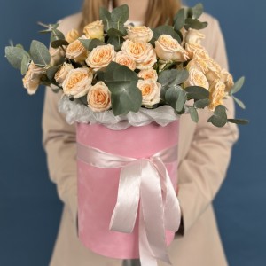 15 кустовых роз Тринити в коробке