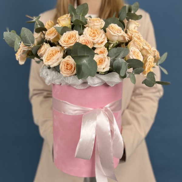 15 кустовых роз Тринити в коробке