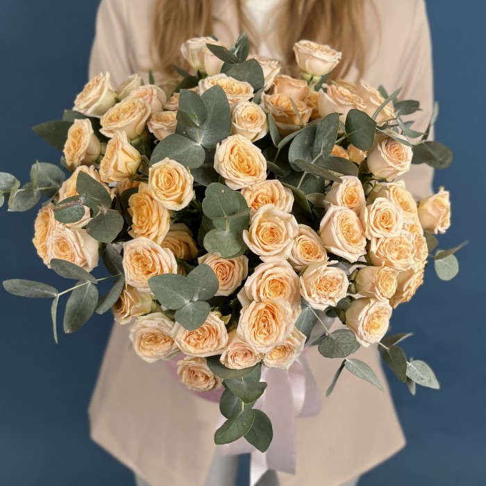 15 кустовых роз Тринити в коробке