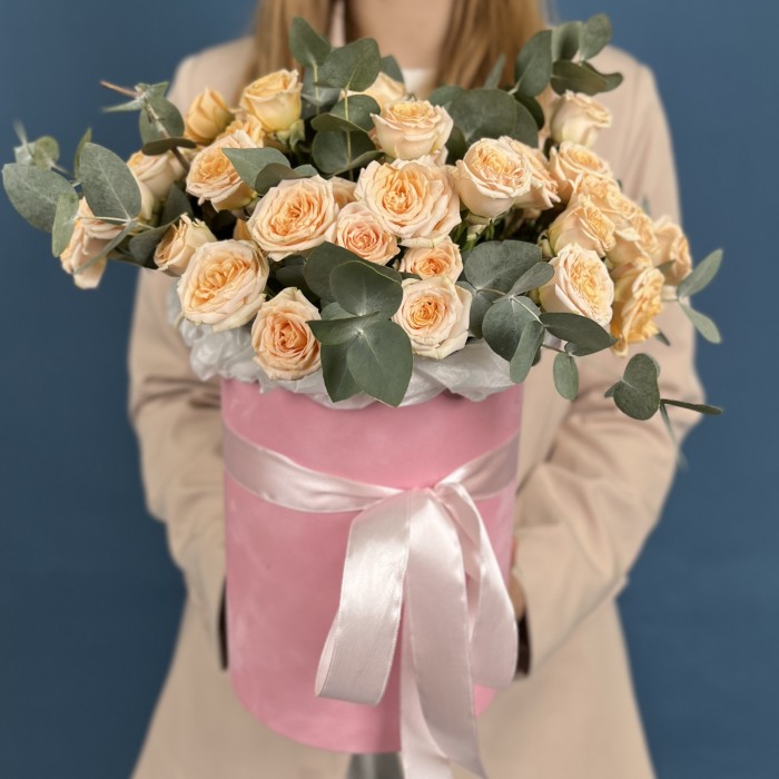 15 кустовых роз Тринити в коробке