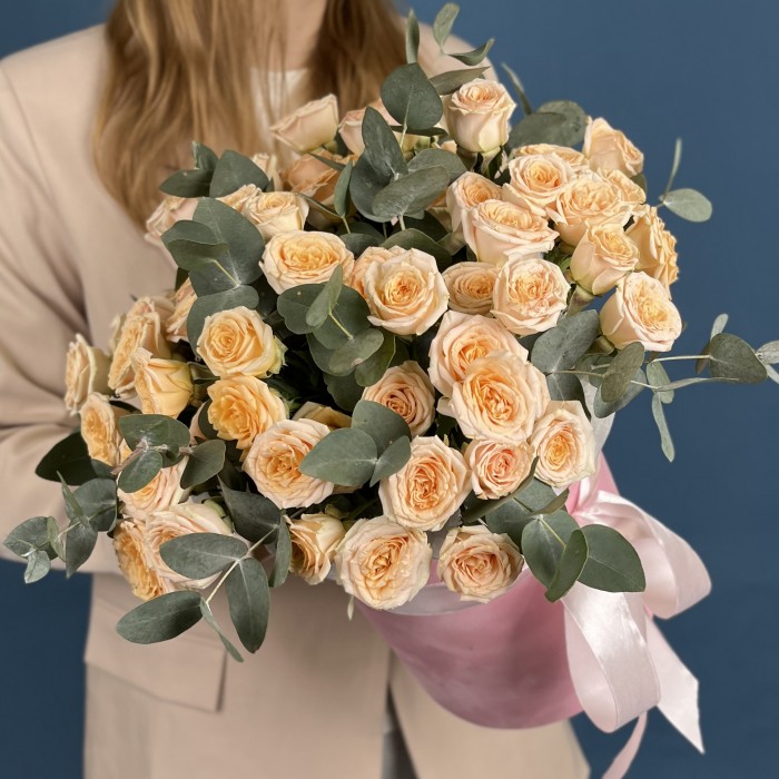 15 кустовых роз Тринити в коробке