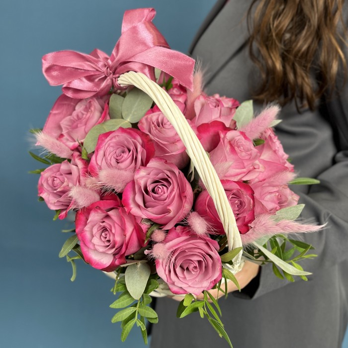 15 фиолетовых роз Дип Перпл с лагурусом в корзине