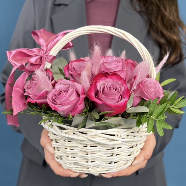 15 фиолетовых роз Дип Перпл с лагурусом в корзине