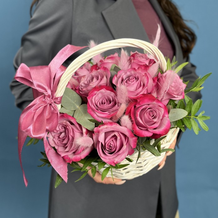 15 фиолетовых роз Дип Перпл с лагурусом в корзине