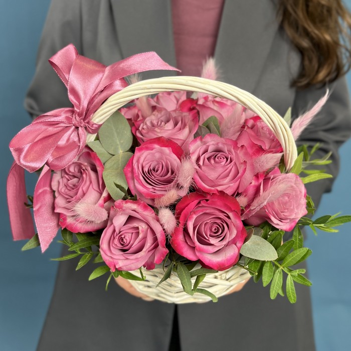 15 фиолетовых роз Дип Перпл с лагурусом в корзине