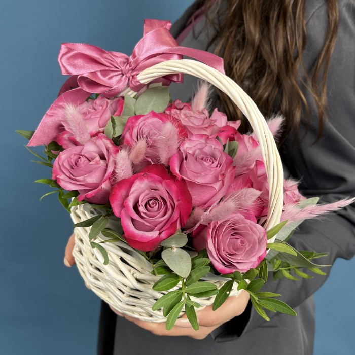 15 фиолетовых роз Дип Перпл с лагурусом в корзине