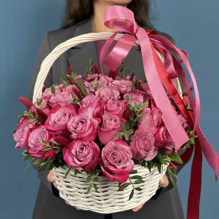 51 фиолетовая роза Дип Перпл с лагурусом в корзине