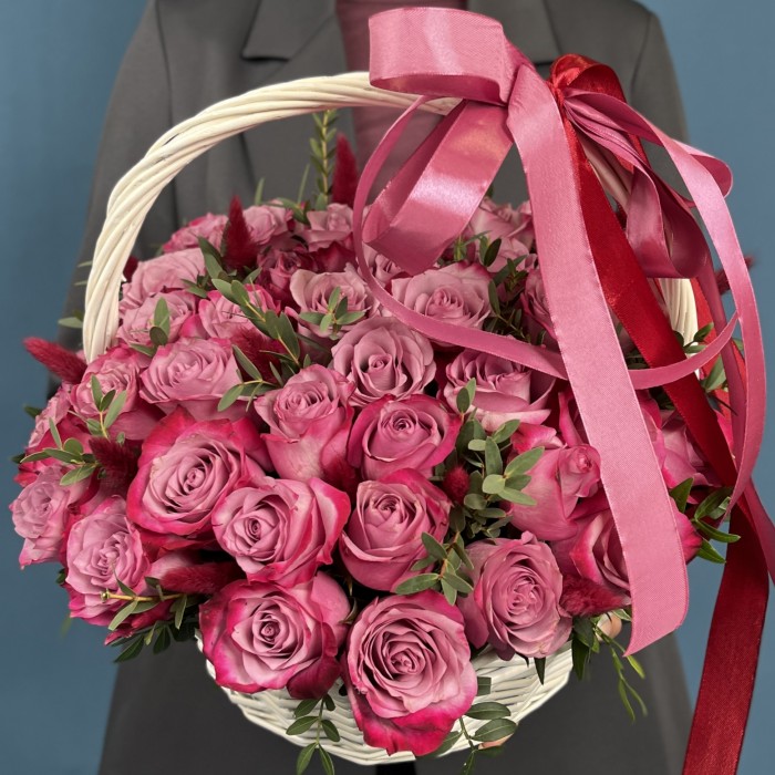 51 фиолетовая роза Дип Перпл с лагурусом в корзине