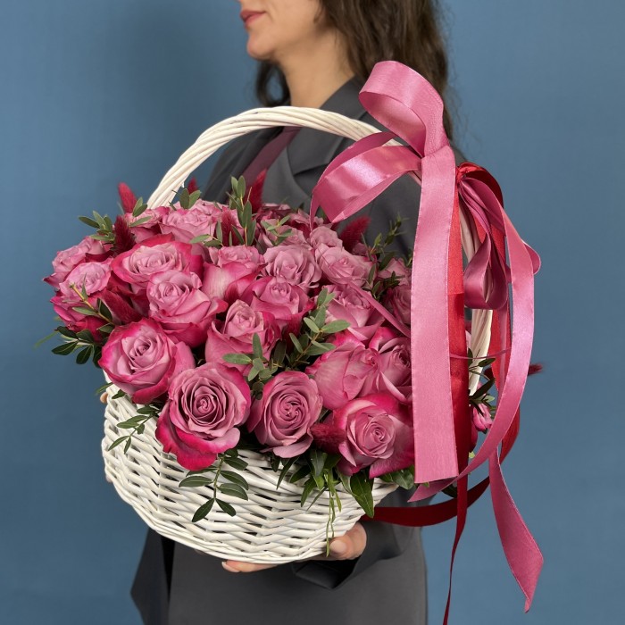 51 фиолетовая роза Дип Перпл с лагурусом в корзине