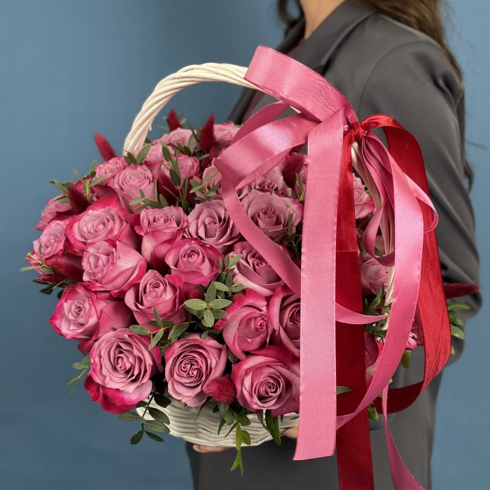 51 фиолетовая роза Дип Перпл с лагурусом в корзине