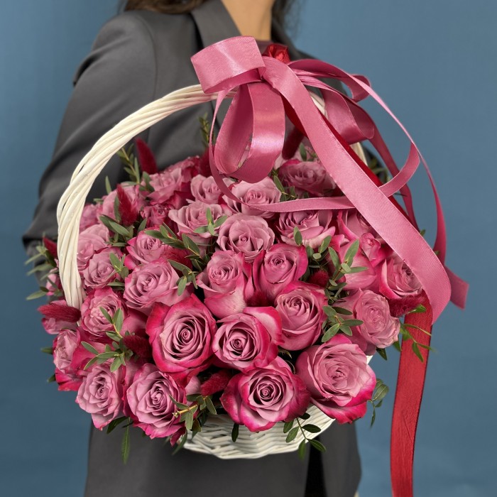 51 фиолетовая роза Дип Перпл с лагурусом в корзине