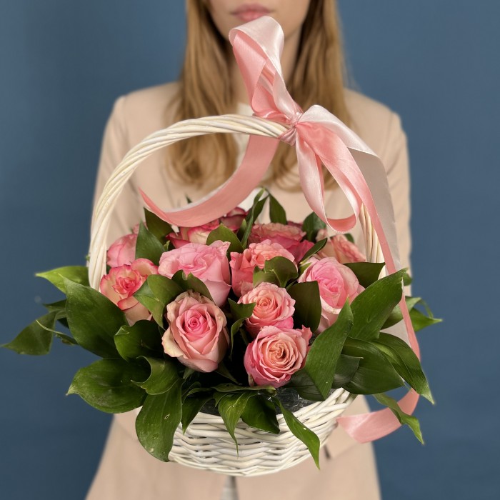 15 роз Алани микс в корзине