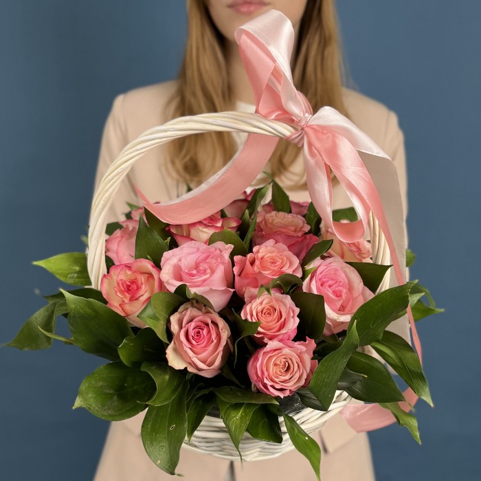 15 роз Алани микс в корзине