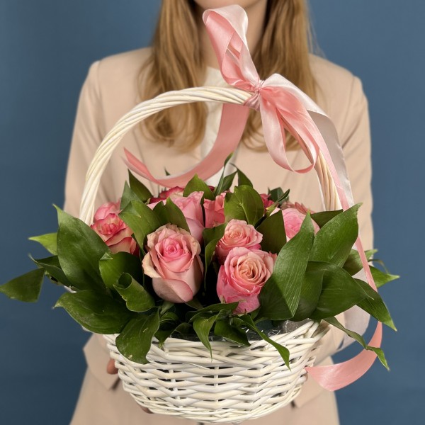 15 роз Алани микс в корзине