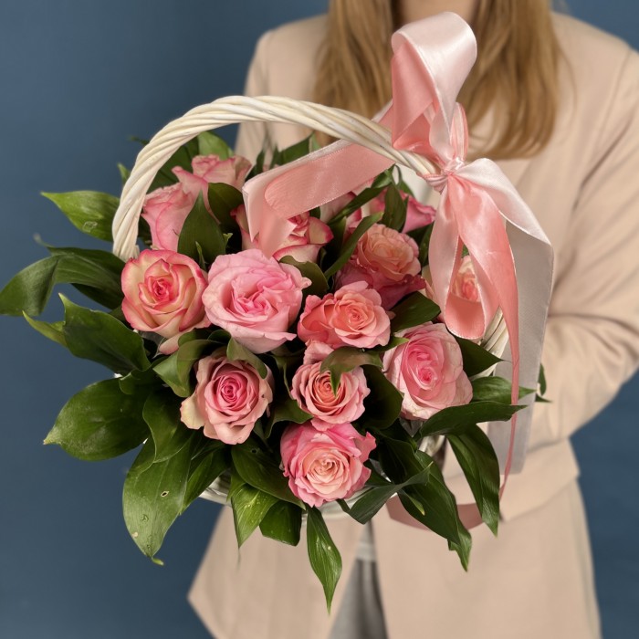 15 роз Алани микс в корзине