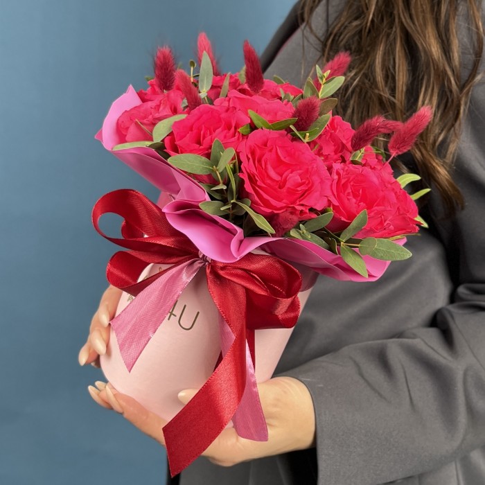 15 малиновых роз Вайлд Калипсо с лагурусом в коробке