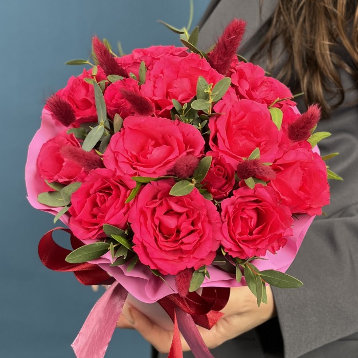 15 малиновых роз Вайлд Калипсо с лагурусом в коробке