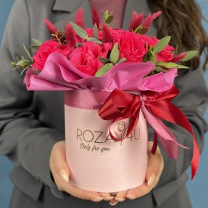 15 малиновых роз Вайлд Калипсо с лагурусом в коробке