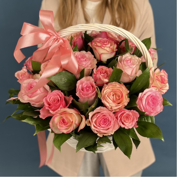 25 роз Алани микс в корзине