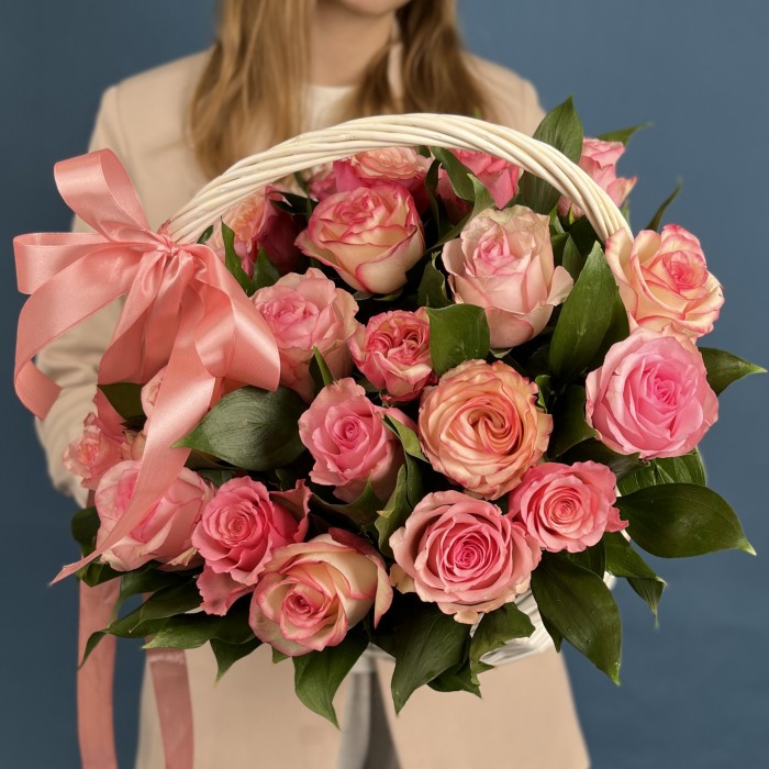 25 роз Алани микс в корзине