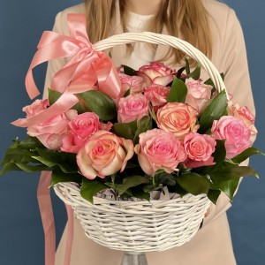 25 роз Алани микс в корзине