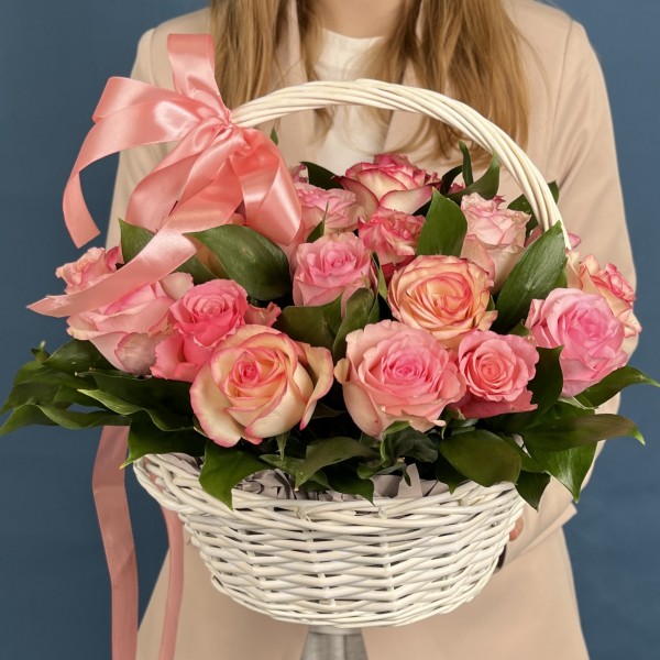 25 роз Алани микс в корзине