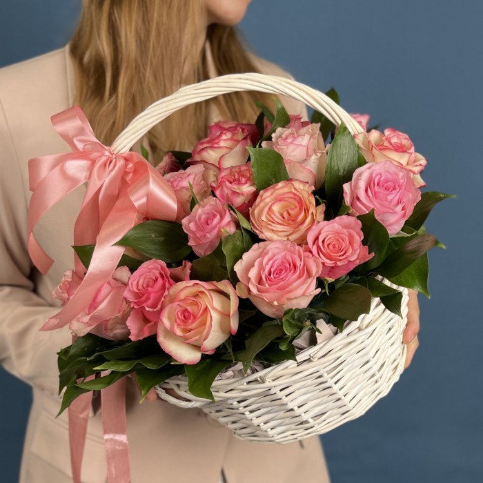 25 роз Алани микс в корзине