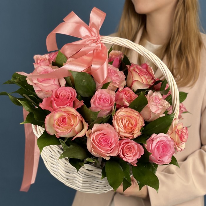 25 роз Алани микс в корзине