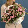 25 розовых кустовых роз Одилия в корзине