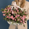 25 розовых кустовых роз Одилия в корзине